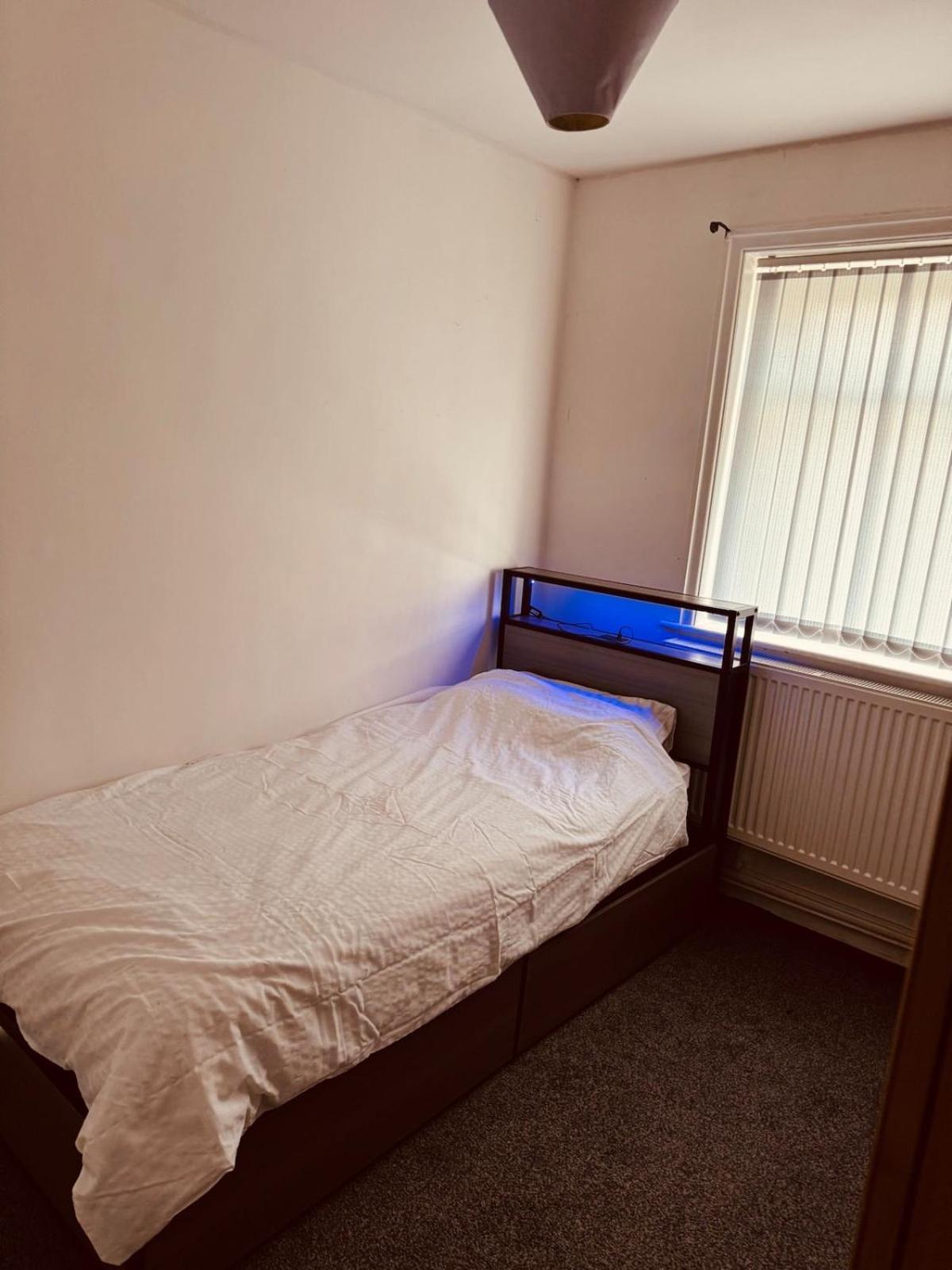 Cosy Two Bedroom House In Bradford *